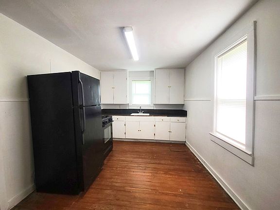 4th image of 1009 Fall St