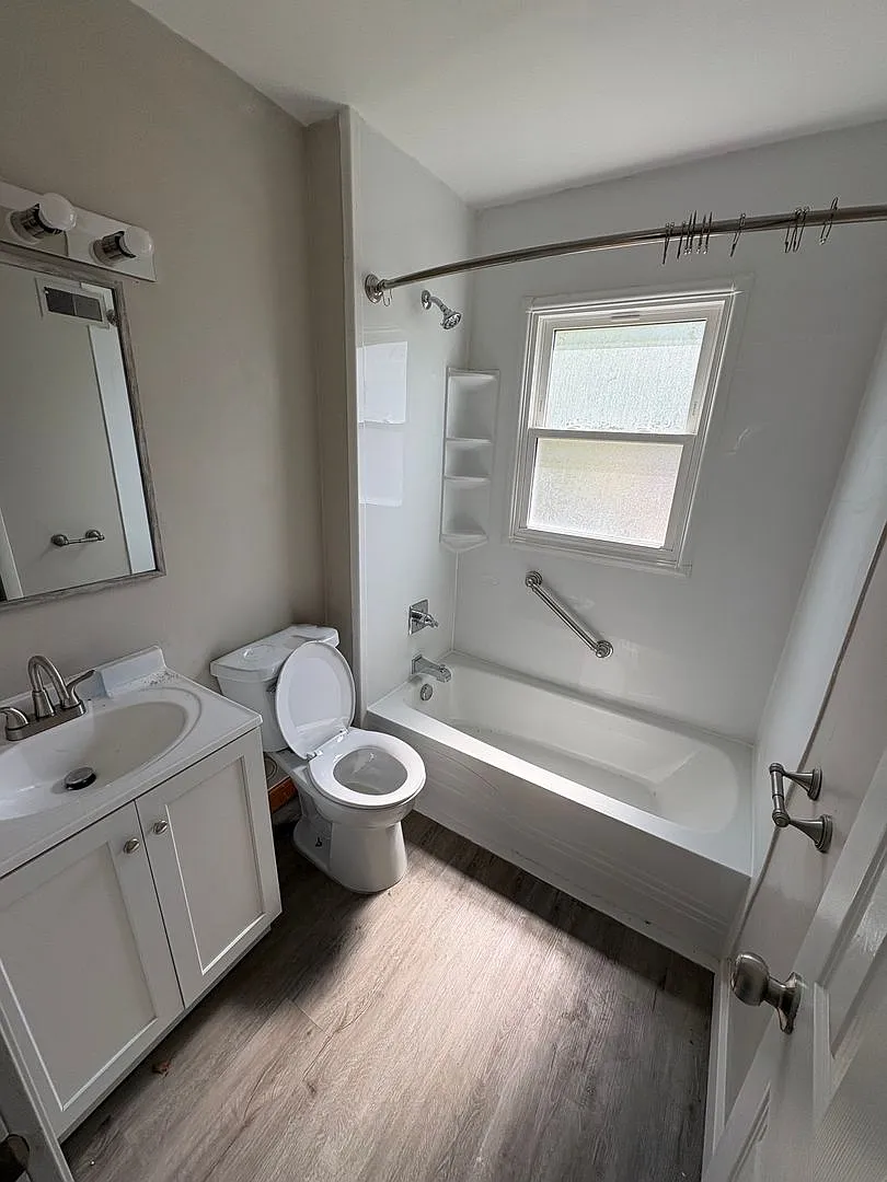 Updated 3 Bedroom 1 Bathroom Single Family Home — Photo 4