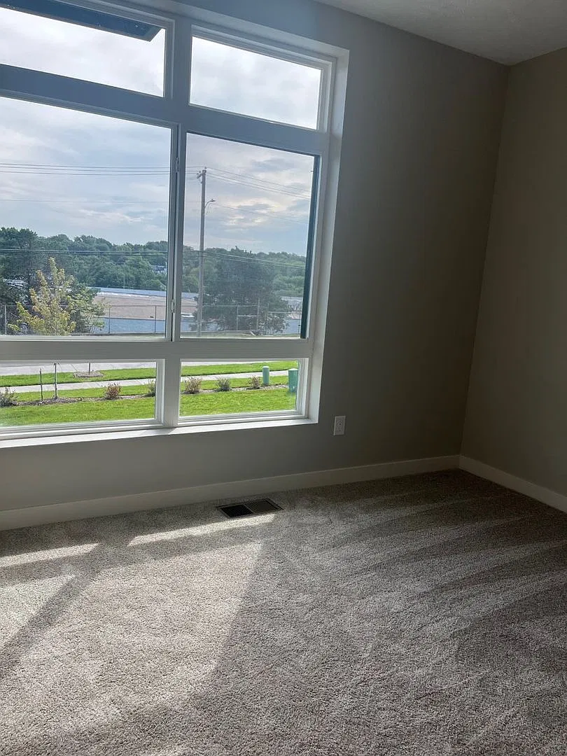 Luxury Living In Midtown - 3bed 2.5bath Townhome — Photo 4