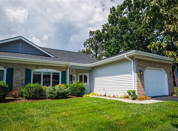 2nd image of 2 Country Meadows Ln