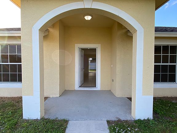 3rd image of 561 SW Nagle Pl
