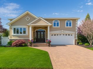 2035 Sans Ave, Merrick, NY 11566