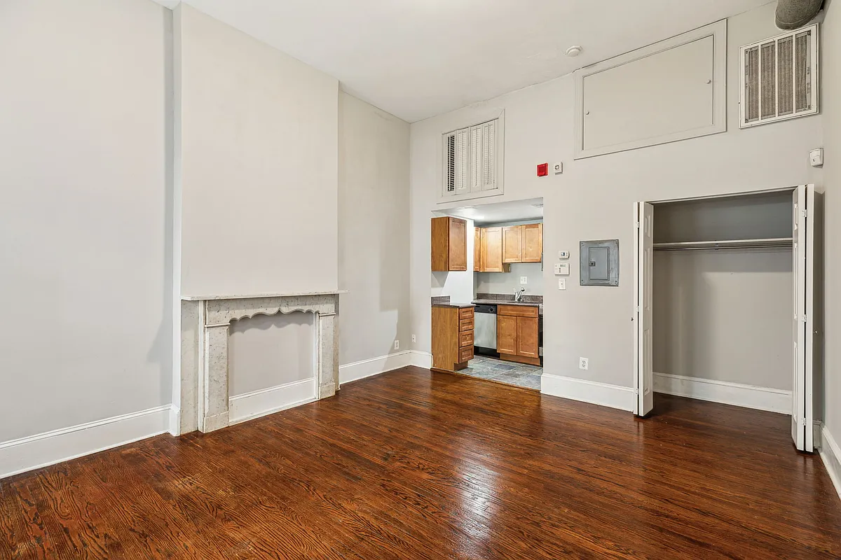 Building Photo - 1931 Chestnut St #2D