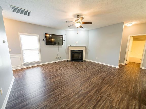 4th image of 77 Brentwood Dr