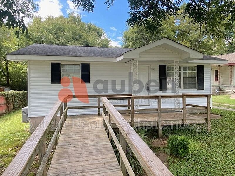 1st image of 221 S Moss Ave