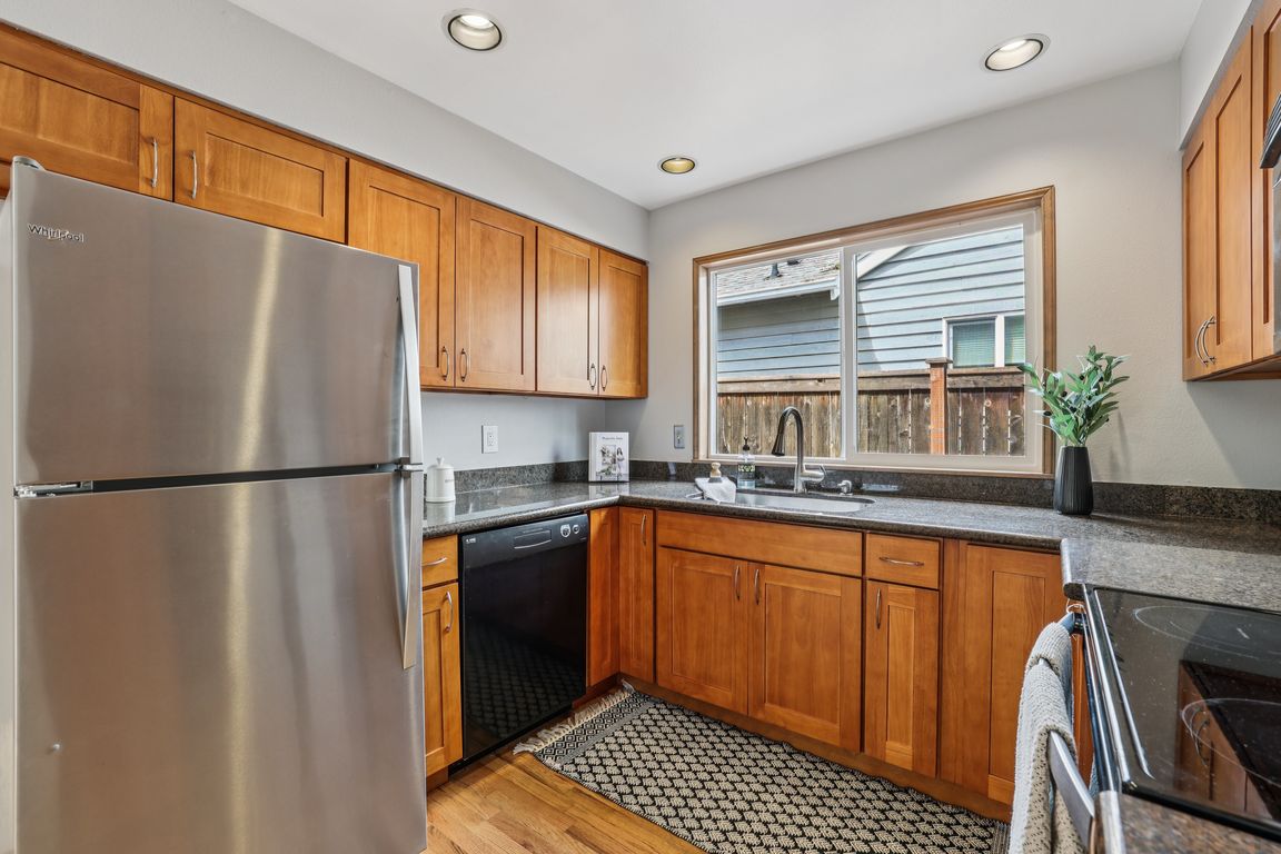 Hollyhills Dr-S0808-019.jpg