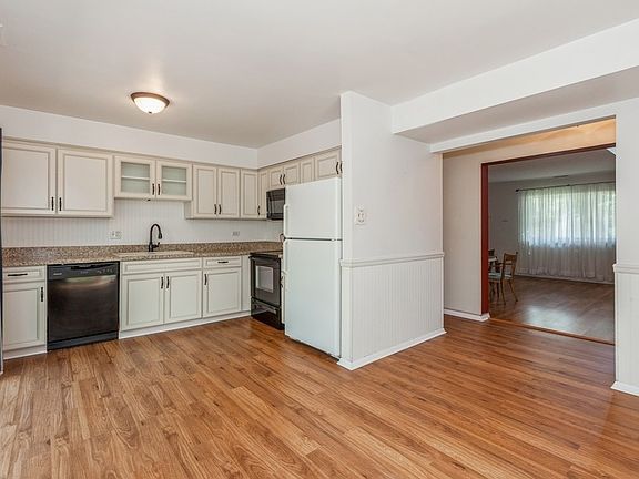 4th image of 6420 Wells St #16
