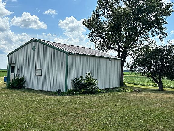 Detached garage 