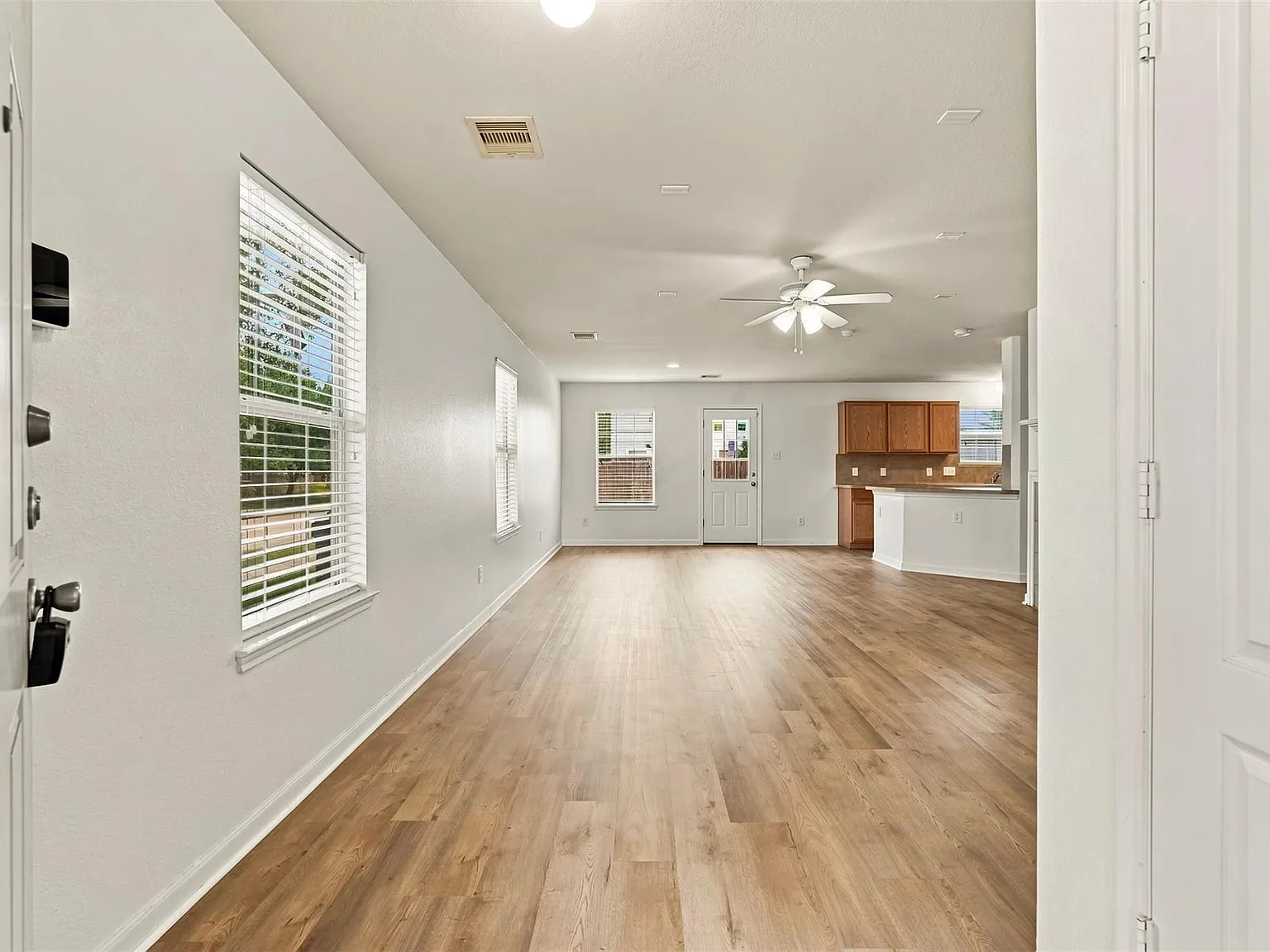 3 bed, 2.0 bath, 2038 sqft, $1,950 — Photo 2