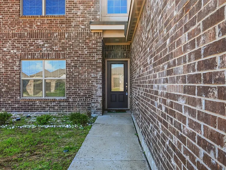 2105 Yarbrough Dr — Photo 5