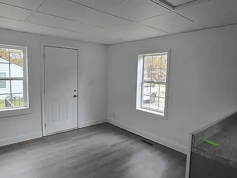 1947 E Monroe St — Photo 7