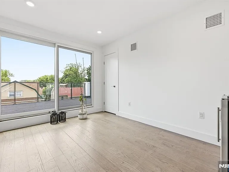 30 Lafayette Ave — Photo 35