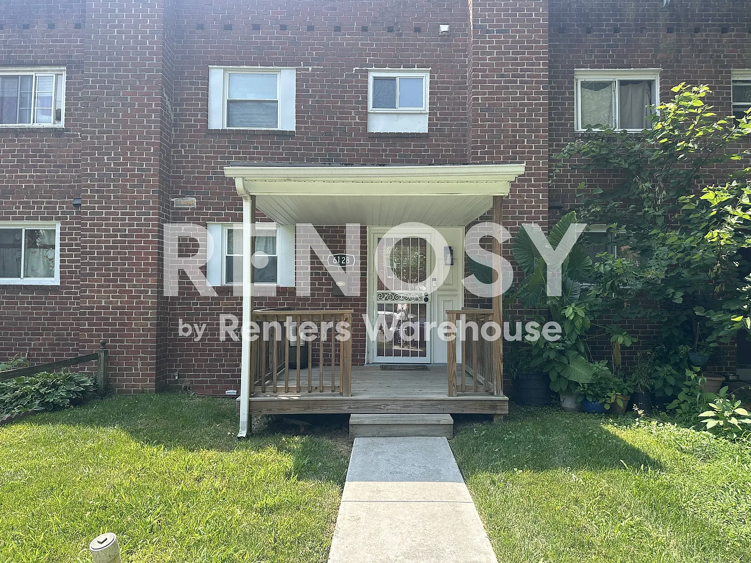 Stunningly updated 3+BR 2BA — Photo 2