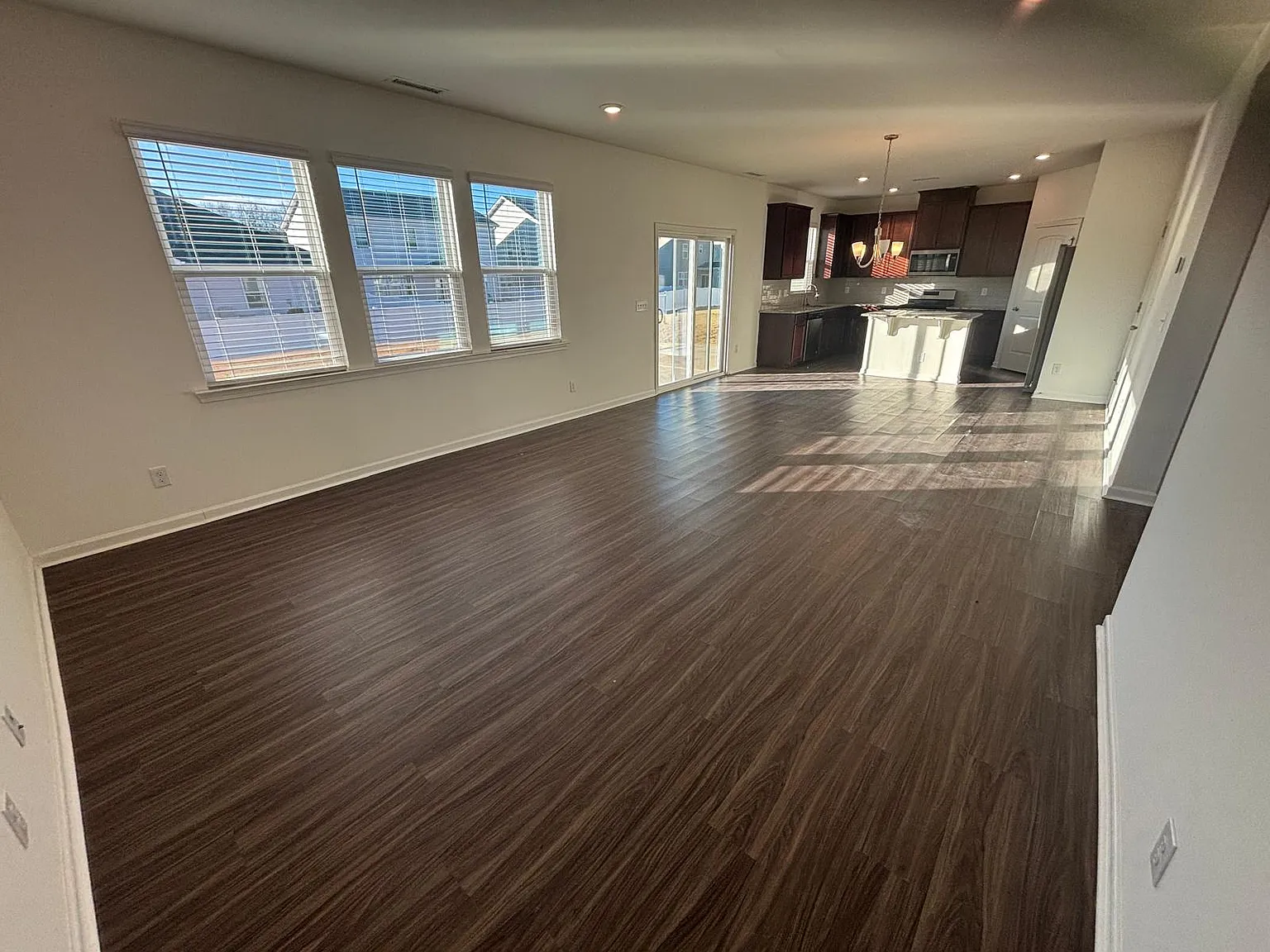 4 bed, 2359 sqft, $2,150 — Photo 3