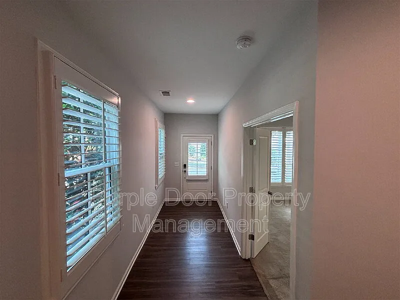 3 bed, 3.5 bath, 1944 sqft, $2,999 — Photo 2