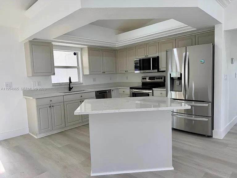 142 SW 34th Pl — Photo 4