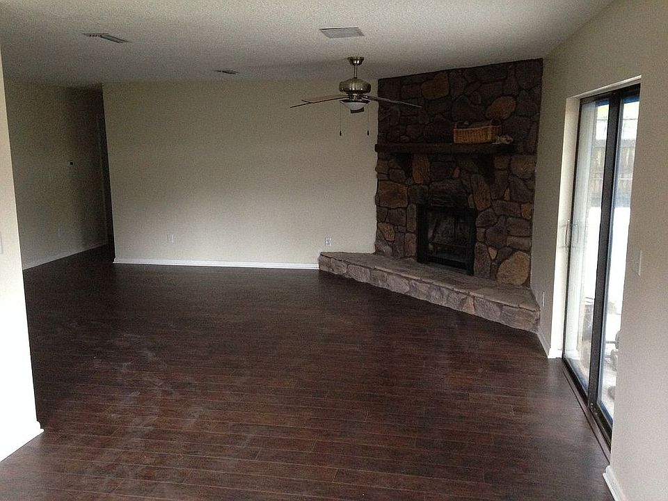 Living Room-Fireplace