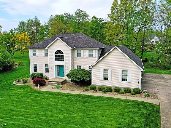 2nd image of 570 Stoneybrook Ln