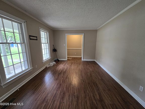 5th image of 115 Heritage St