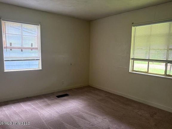 5th image of 2747 Emerald Dr