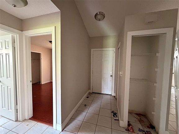 4th image of 111 Nicholas Ct