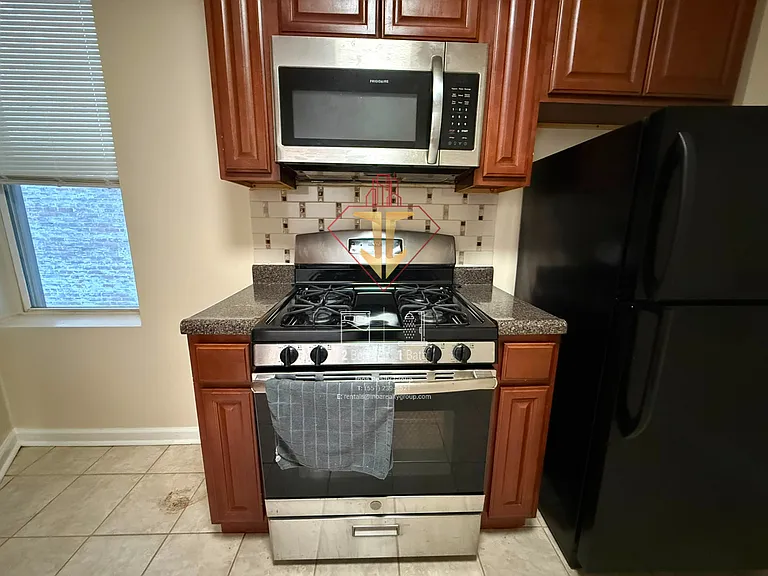 146-150 Manhattan Ave #3 — Photo 2