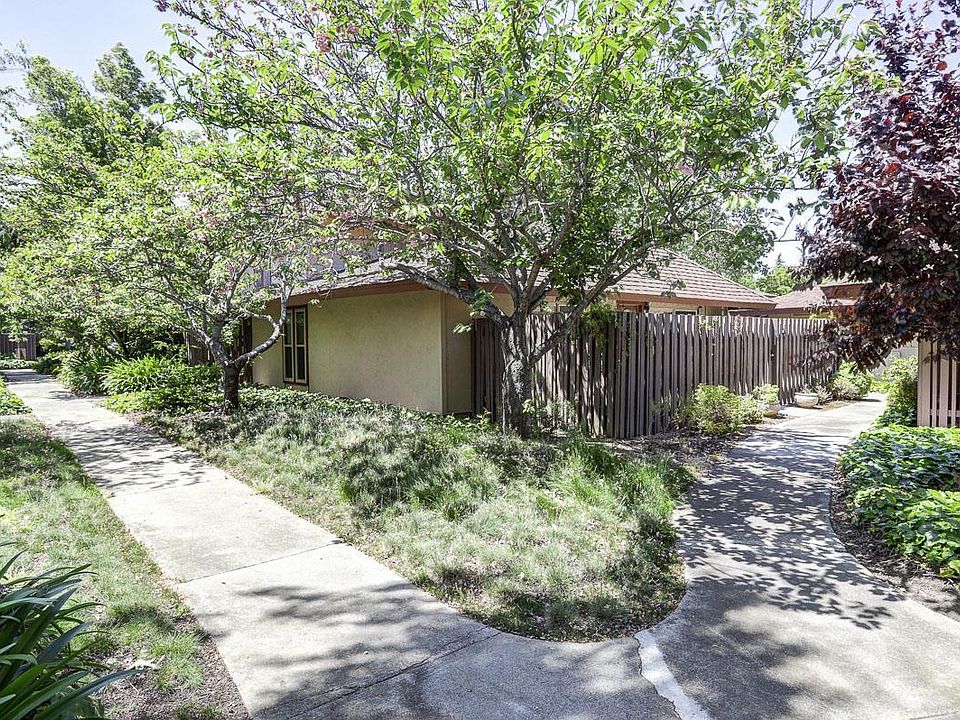 1st image of 224 Red Oak Dr E APT M