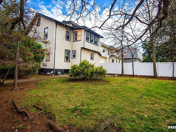 5th image of 960 Maple Ave