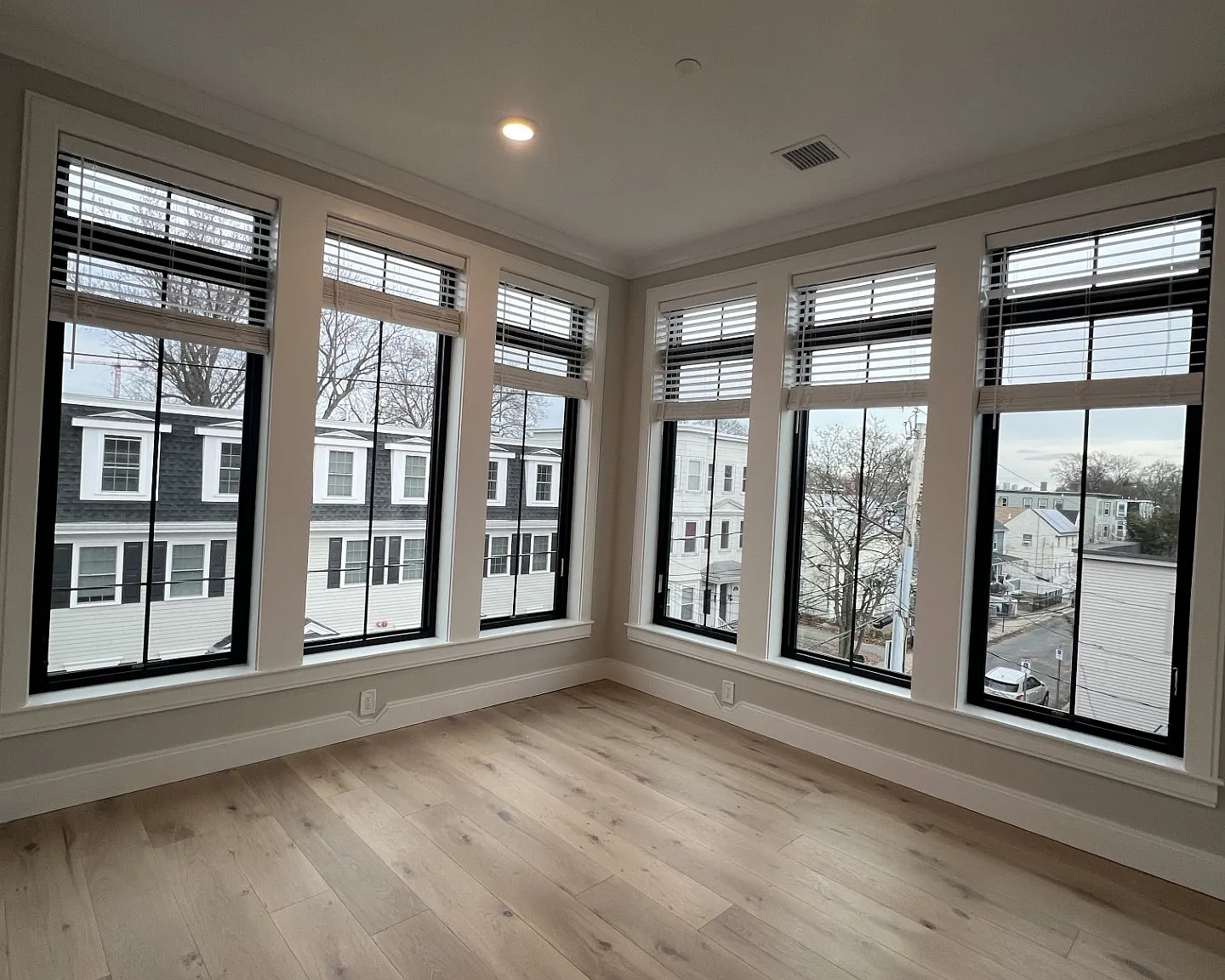 4 bed, 1150 sqft, $4,792 — Photo 2