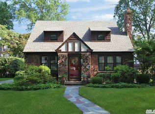 94 Meadow St, Garden City, NY 11530