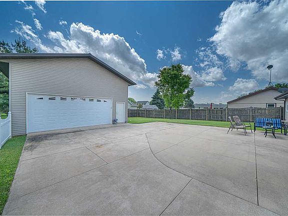 3rd image of 9536 Arapaho Cir