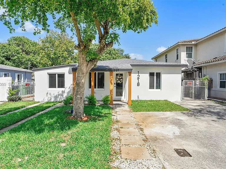 1218 NW 2nd Ave — Photo 1