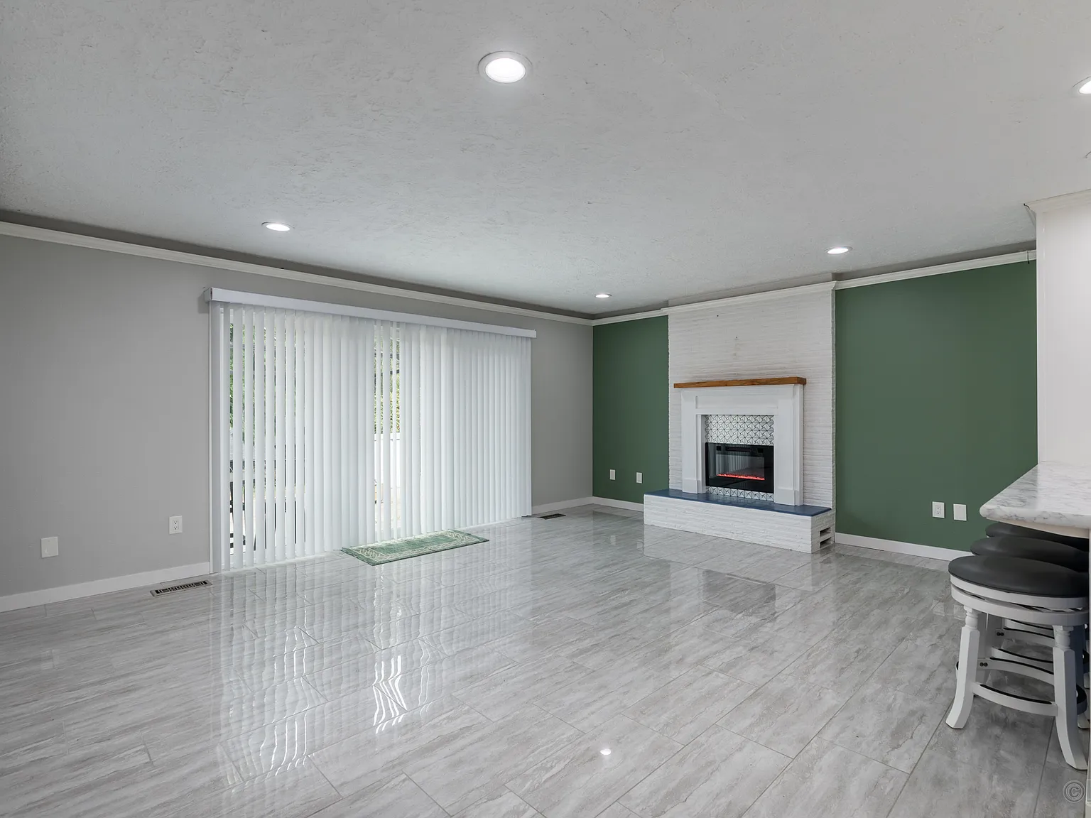 3 bed, 1032 sqft, $2,200 — Photo 2