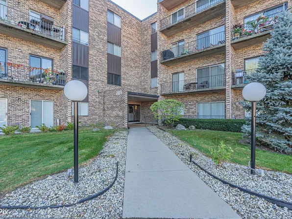 701 W Huntington Commons Rd APT 405, Mount Prospect, IL 60056