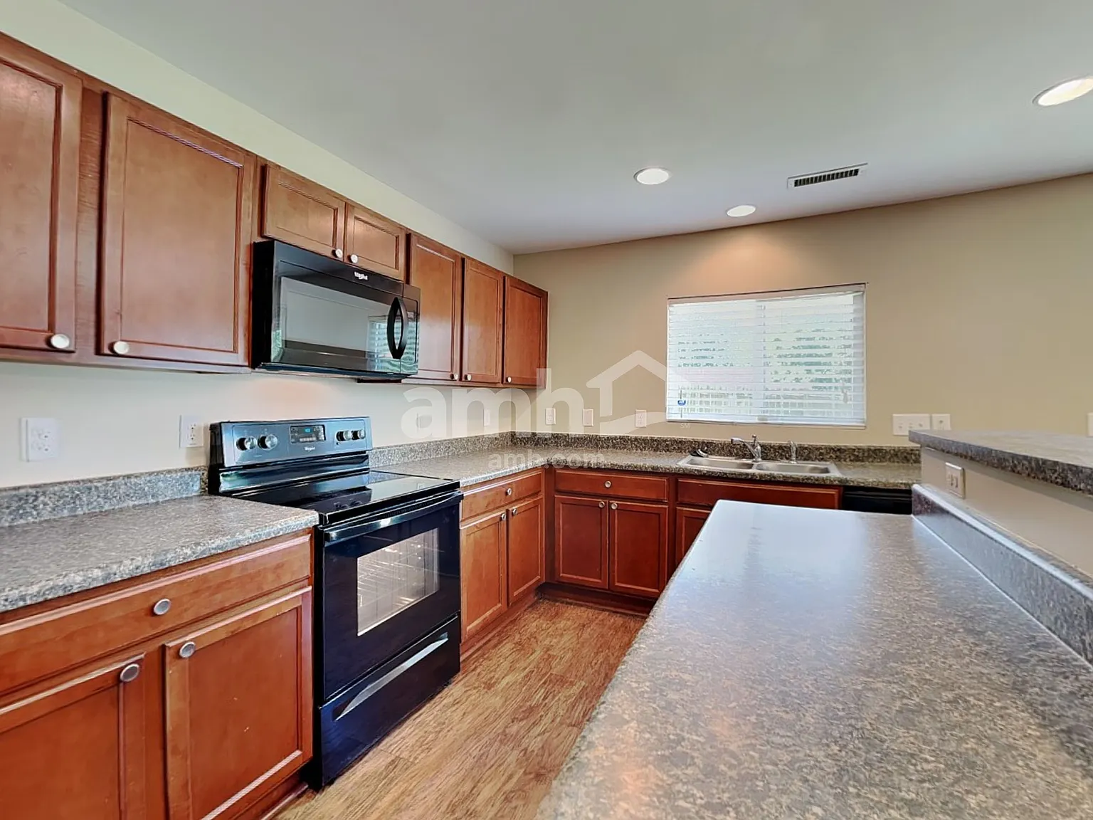 3 bed, 2.0 bath, 1702 sqft, $2,000 — Photo 4