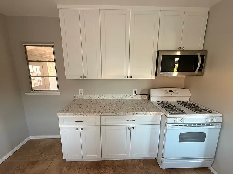 2512 Sierra St — Photo 8