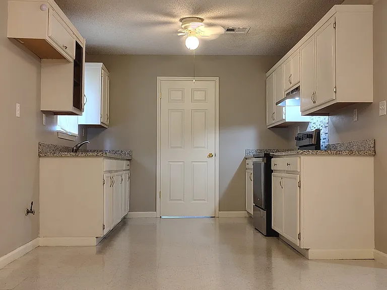 304 Leo Dr — Photo 5
