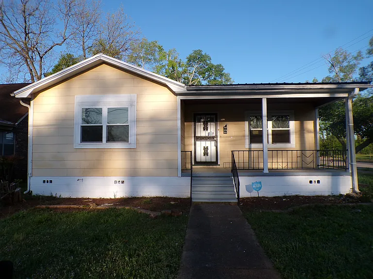 1400 19th Pl SW — Photo 2