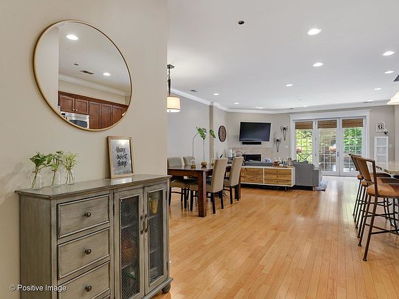 3rd image of 2801 N Oakley Ave APT 105