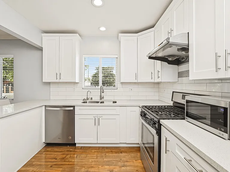 6528 Beeman Ave — Photo 2