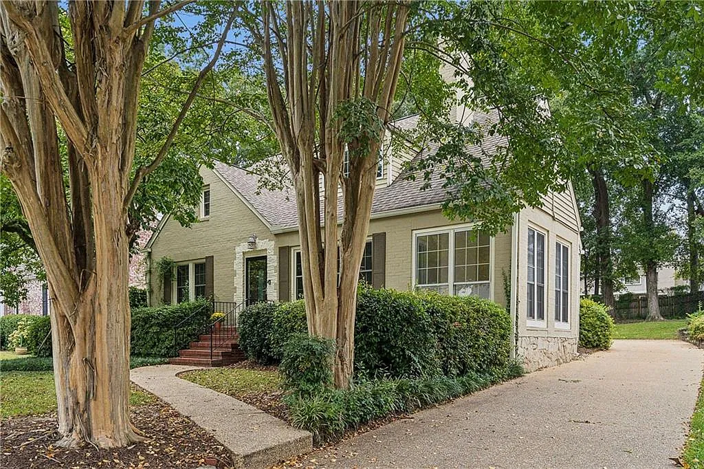 4 bed, 2.0 bath, 2500 sqft, $5,500 — Photo 1