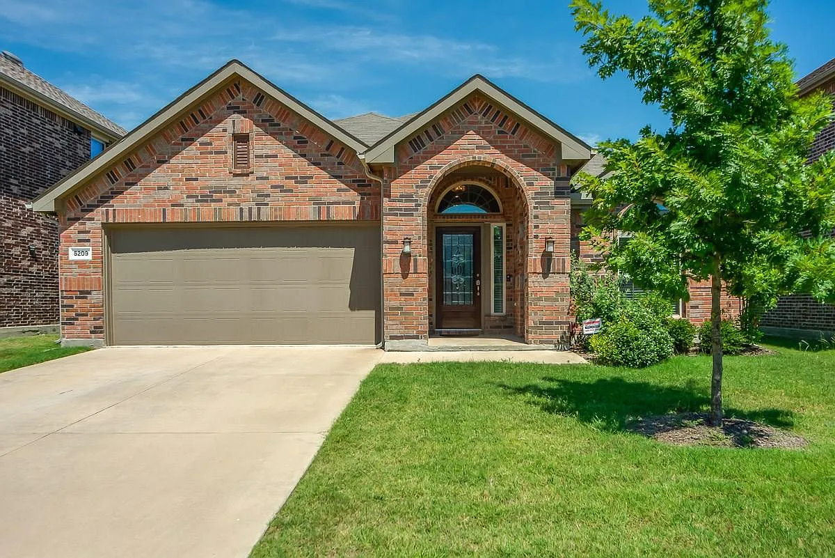 4 bed, 2063 sqft, $2,550 — Photo 2