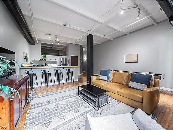 4th image of 1133 W 9th St APT 305