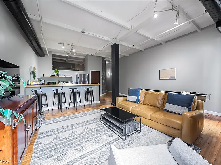 1133 W 9th St #305 — Photo 4