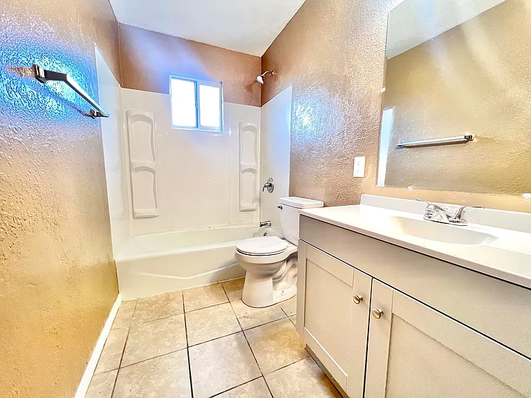 511 Candelaria Rd NW — Photo 6