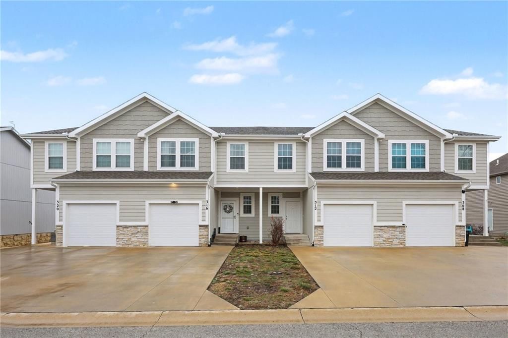 316 N 5th Ter, Louisburg, KS - View 2