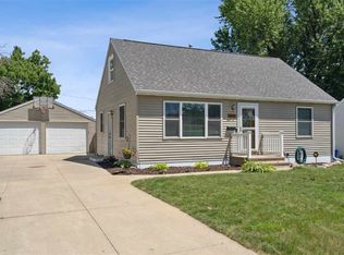 1616 48th St NE, Cedar Rapids, IA 52402