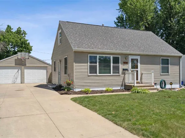 1616 48th St NE, Cedar Rapids, IA 52402
