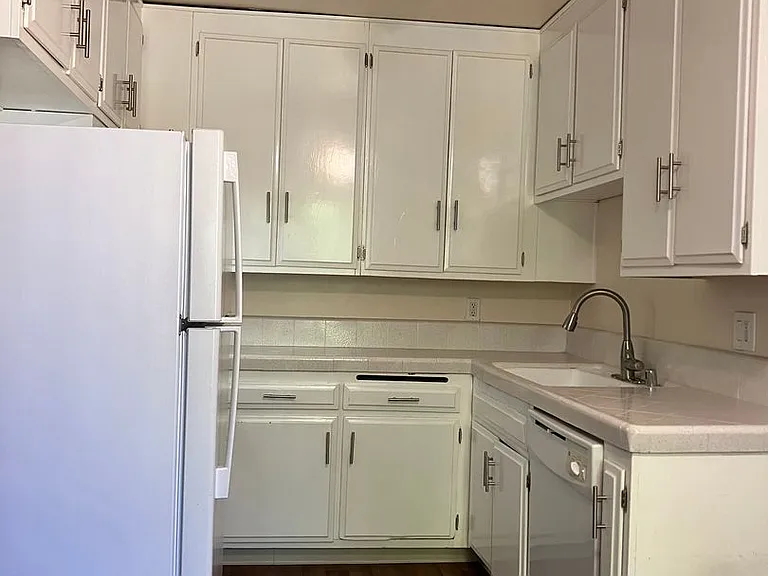 Parkway Plaza Apartments — Photo 16