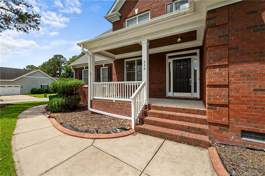 4 bed, 3.0 bath, 2985 sqft, $2,500 — Photo 2